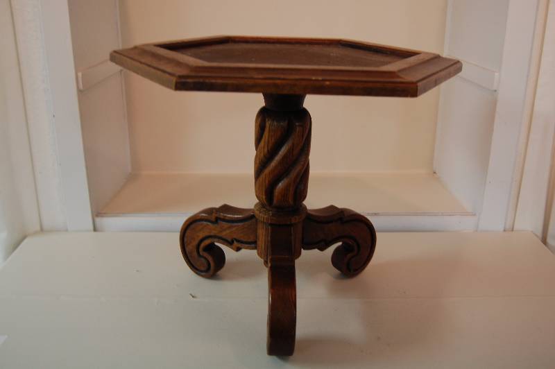 lot 217 image: Small Table