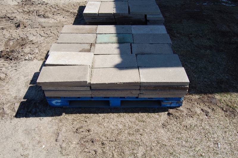 lot 323 image: Lot of Patio Blocks