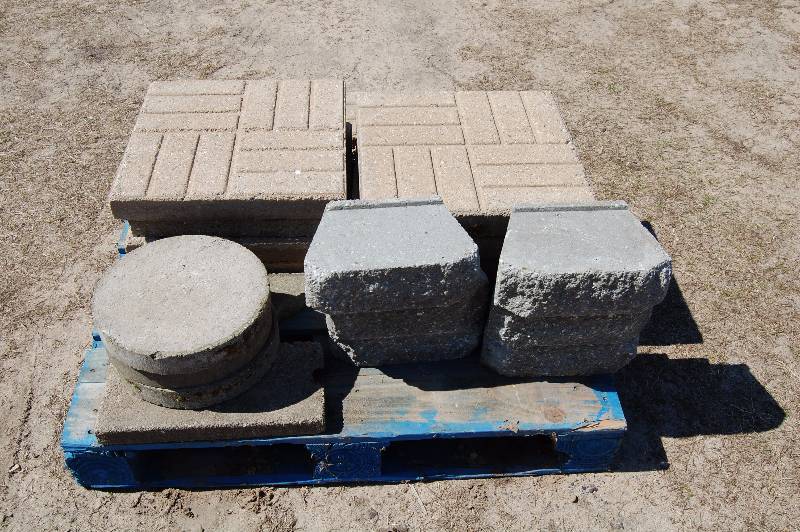 lot 324 image: Misc Patio & Retaining Wall Blocks