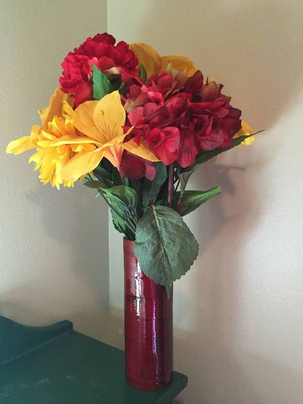 lot 5 image: Flower Vase with artificial flowers
