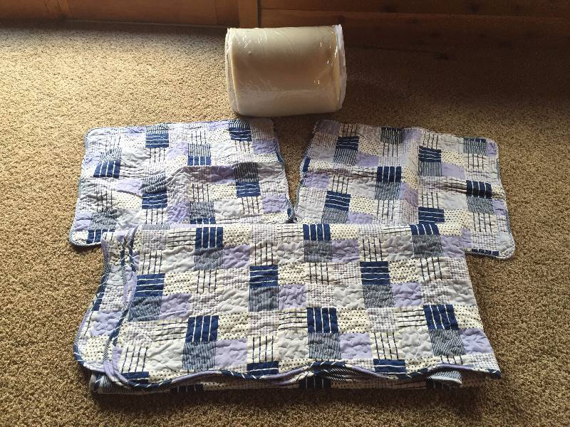 lot 11 image: Queen Quilt with Pillow Shams & Memory Foam