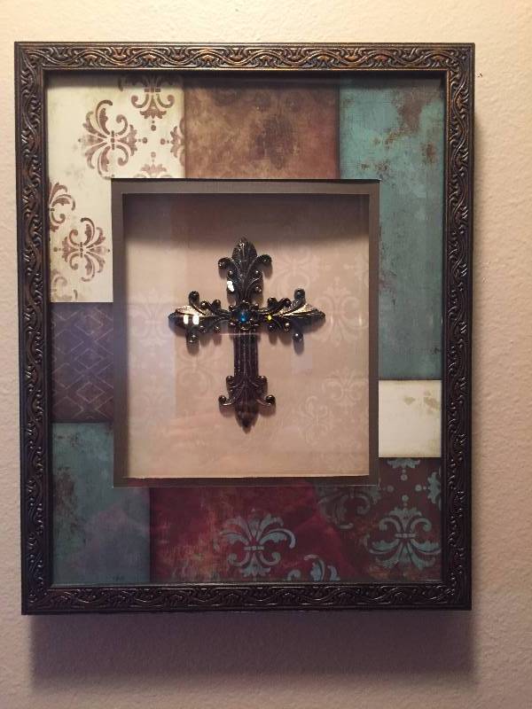 lot 12 image: House Dcor- Cross Picture