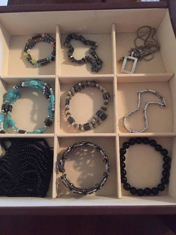 lot 19 image: Lot of Jewelry