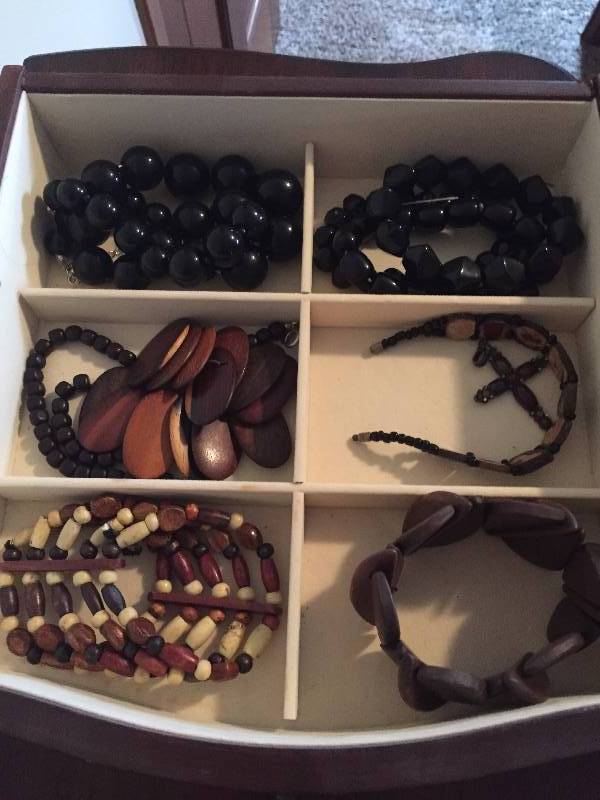 lot 20 image: Lot of Jewelry
