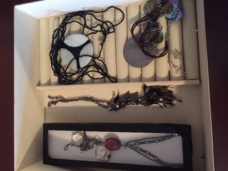 lot 21 image: Lot of Jewelry