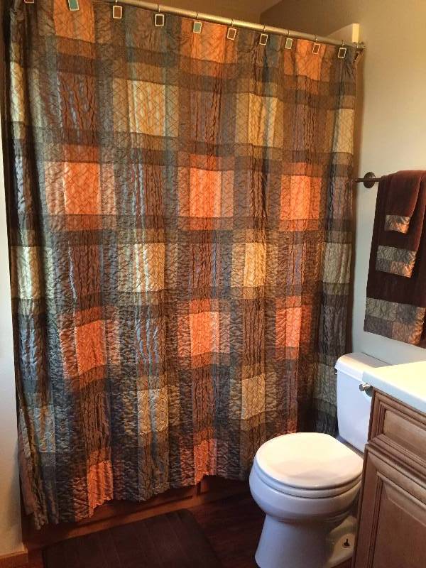 lot 25 image: Bathroom Set