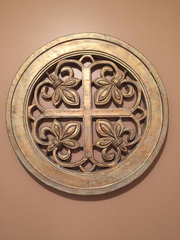 lot 62 image: Hanging Dcor
