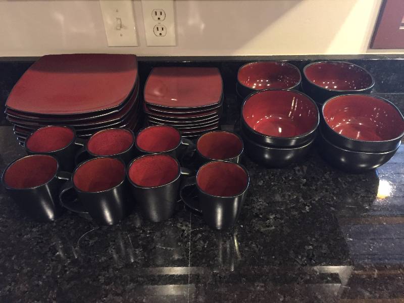 lot 65 image: RedBlack Glass Dish Set