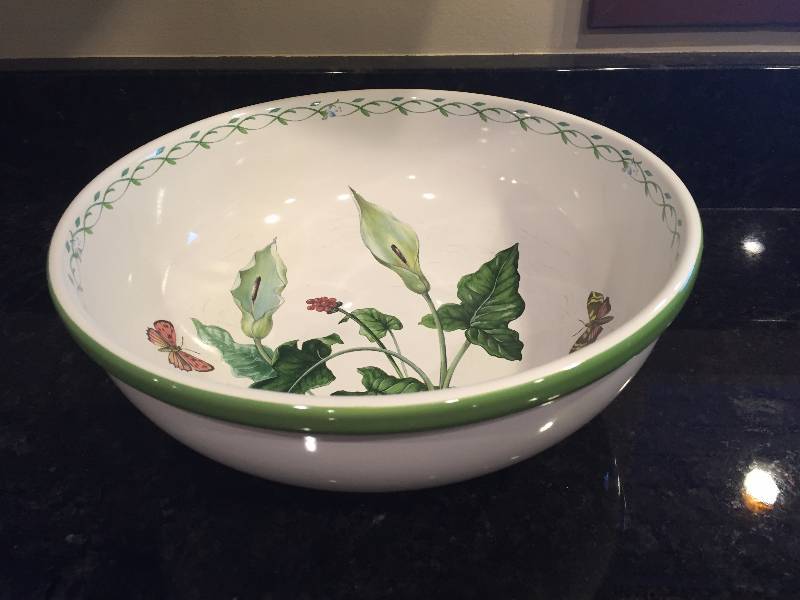 lot 75 image: Large Salad Bowl
