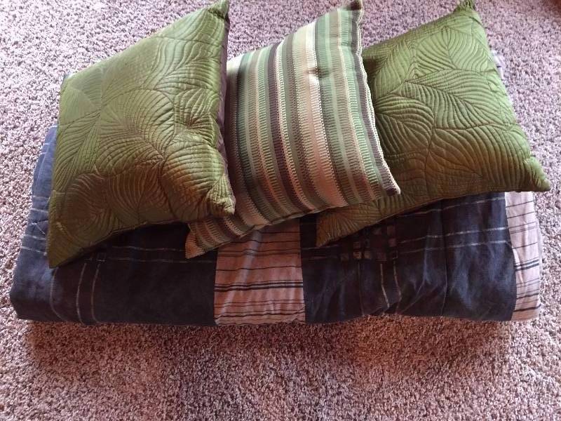 lot 117 image: Pillows and Comforter