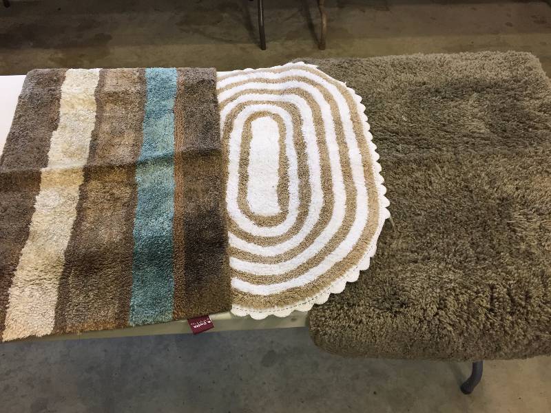 lot 133 image: Rug Lot