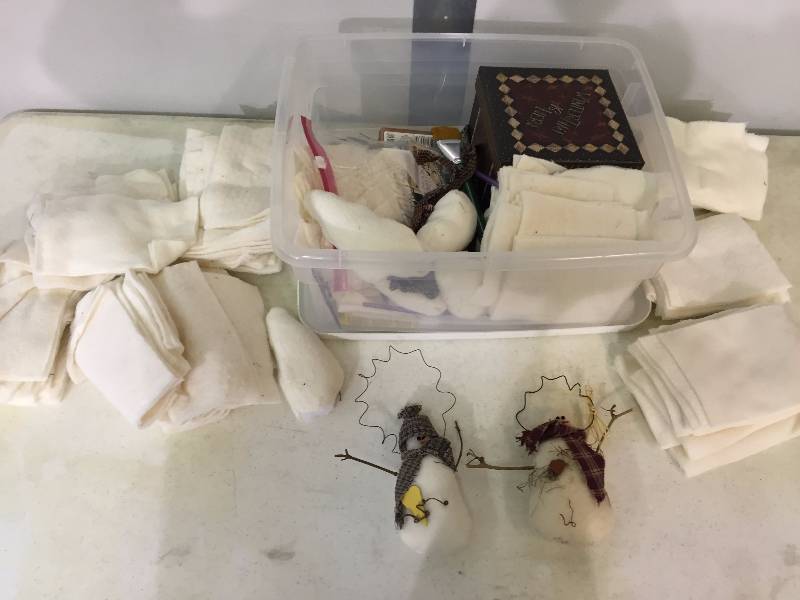lot 138 image: Snowman Orniment Craft Kit