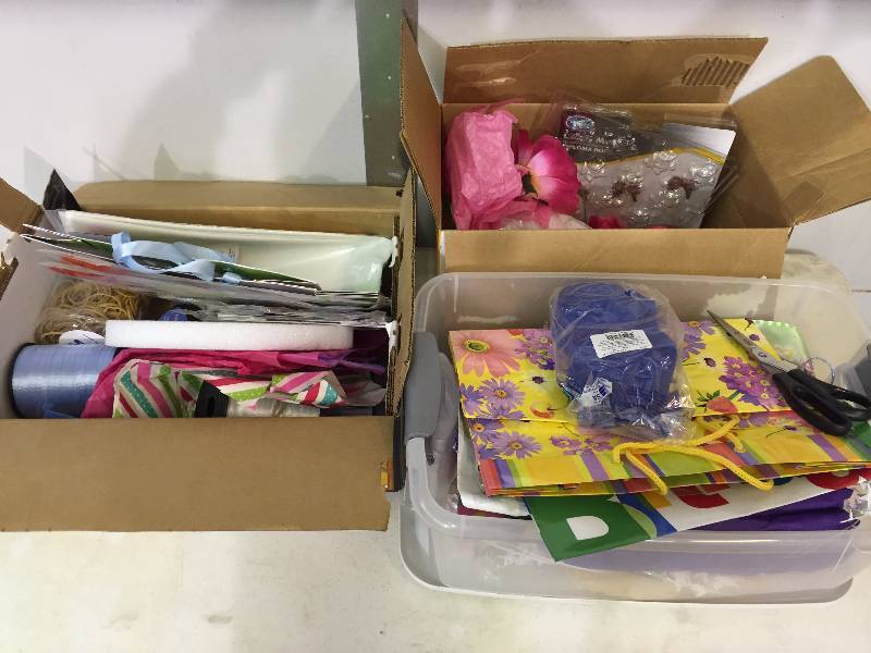 lot 145 image: Misc Party Supplies