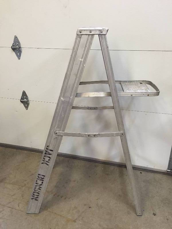 lot 199 image: 4ft Aluminum Ladder