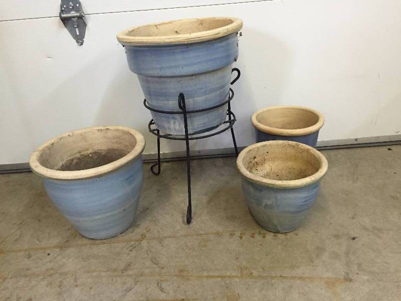 lot 208 image: Planter Lot with Stand