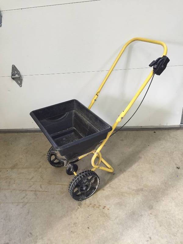 lot 209 image: Yardworks Seed Spreader