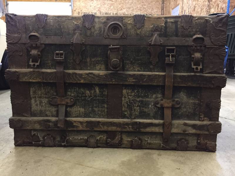 lot 262 image: Large Vintage Wood Trunk
