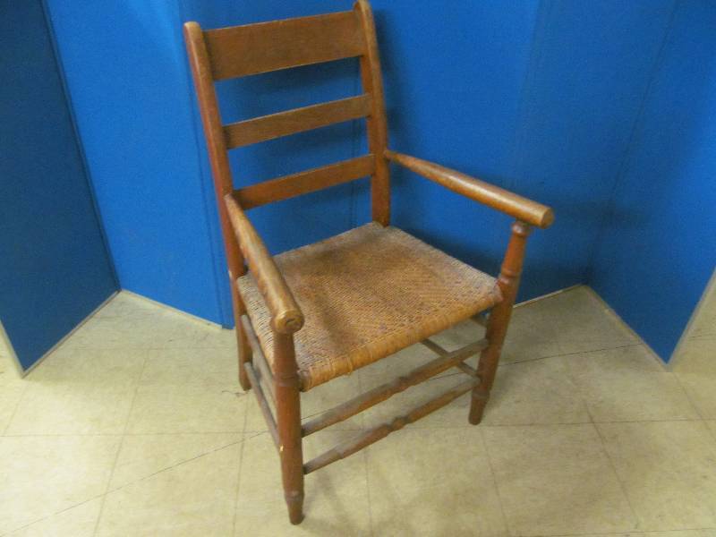 lot 2 image: chair