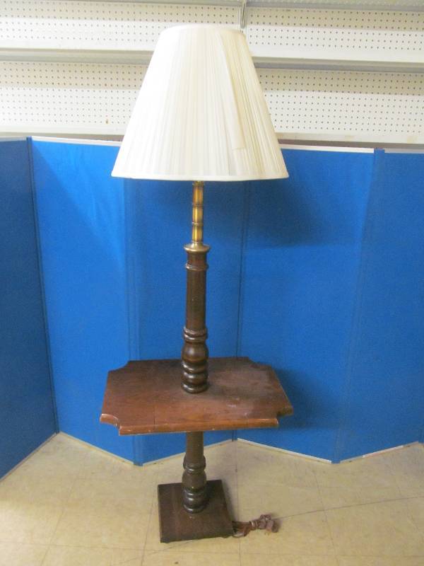 lot 4 image: lamp with table