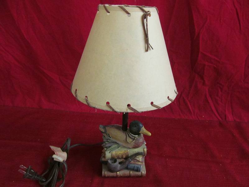lot 18 image: lamp