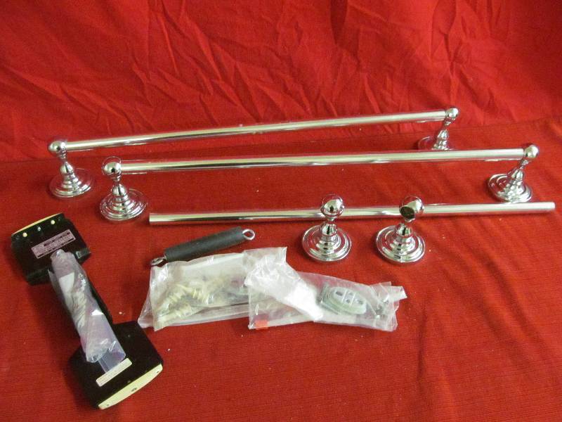 lot 21 image: towel holders