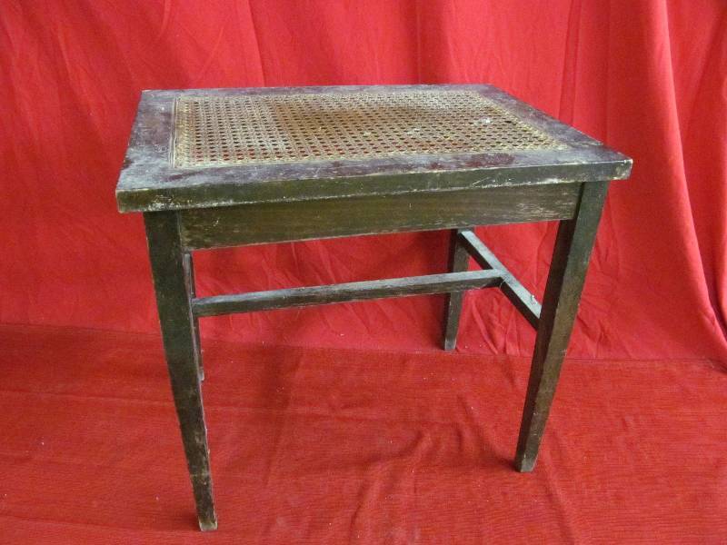 lot 24 image: End Table