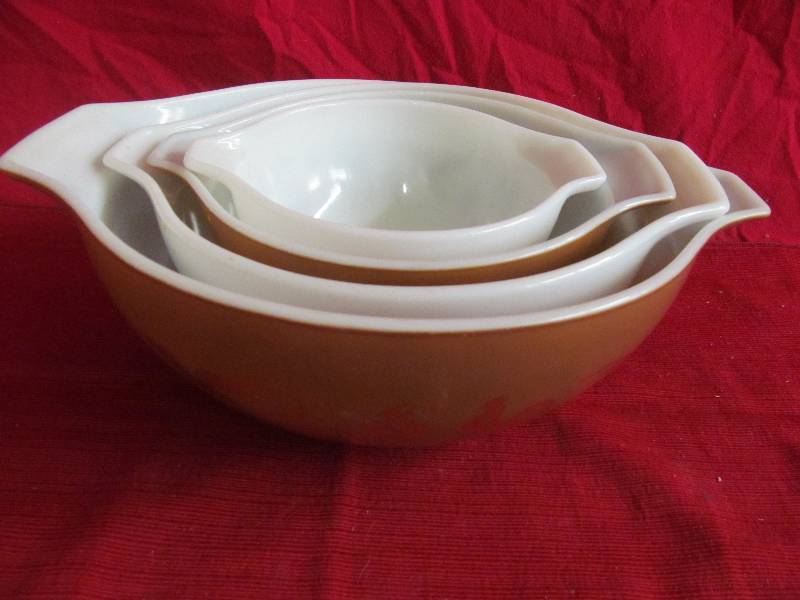 lot 25 image: Pyrex Dishes