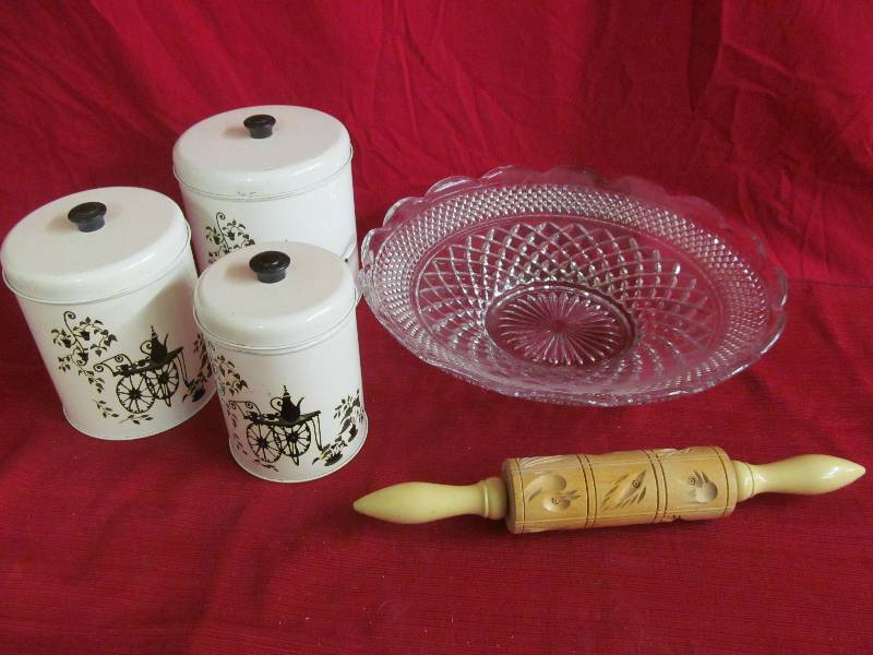 lot 32 image: Vintage Canister Set