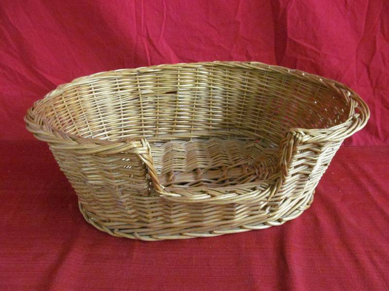 lot 37 image: Pet Basket