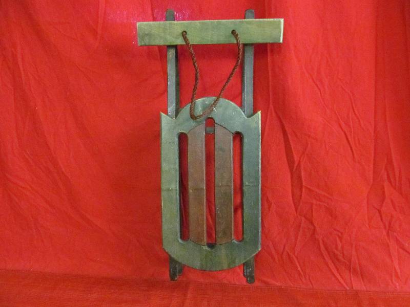 lot 65 image: sled dcor