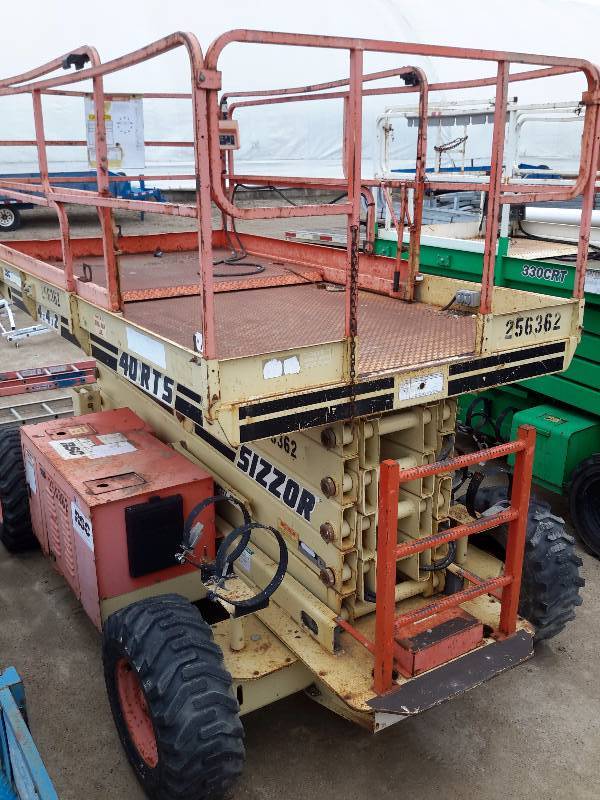 lot 10 image: JLG 256362.. 4x4x2  Sizzor