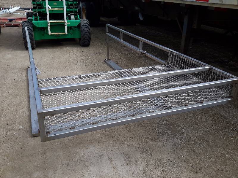 lot 15 image: Steel Pickup topper Rack