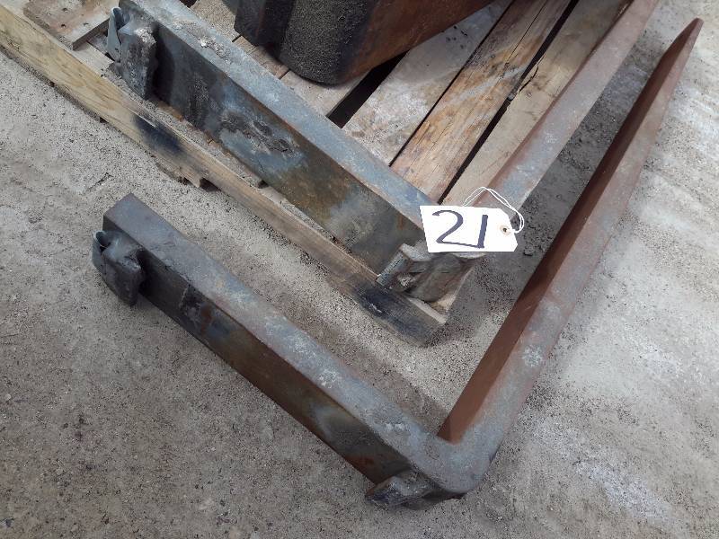lot 21 image: Skid Steer, forklift Forks
