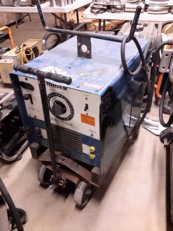 lot 38 image: Miller, Dial Arc 250 ACDC Welder