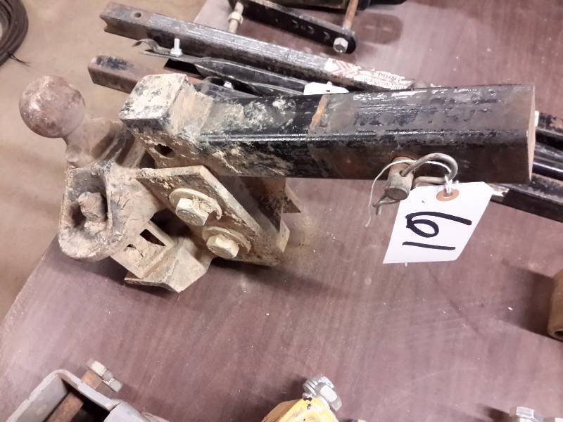 lot 61 image: 2 516 in trailer hitch assembly.. Male end
