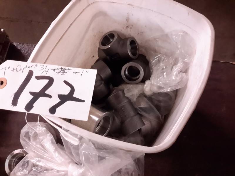 lot 177 image: Pail of 1 in and 34 in Ts and Couplings