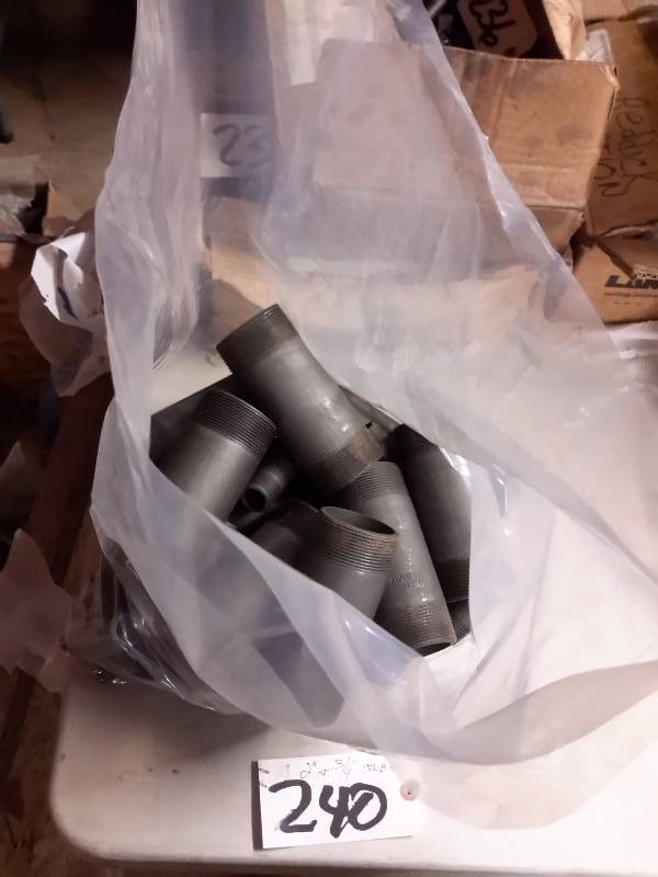 lot 240 image: Bag of 2in and 34in  nipples
