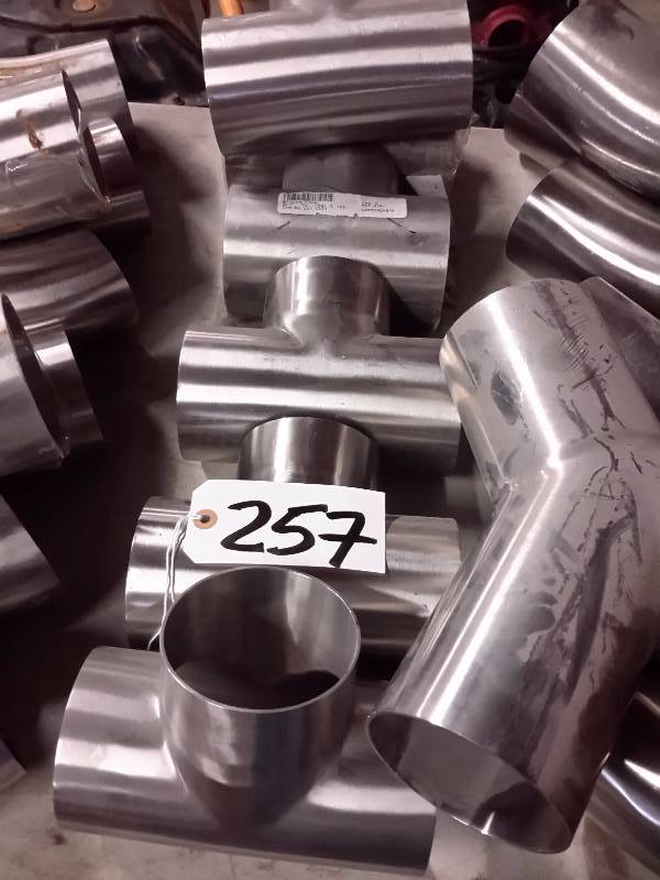 lot 257 image: 6, 4in Stainless steel Ts and a Y.. No flared end