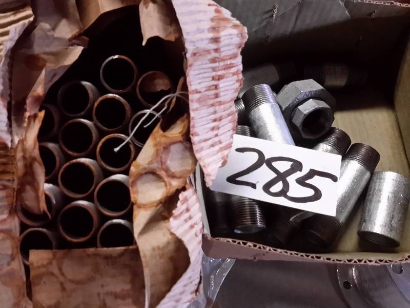 lot 285 image: Box of 1 in x 4 12 in nipples and Couplings