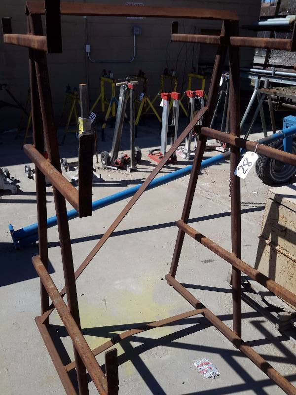 lot 28 image: Steel pipe rack