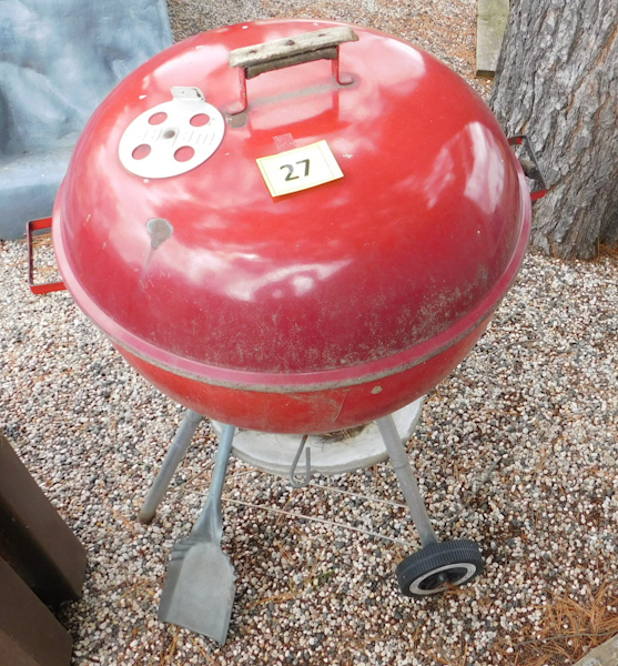 lot 27 image: 22 Weber Red grillsmoker