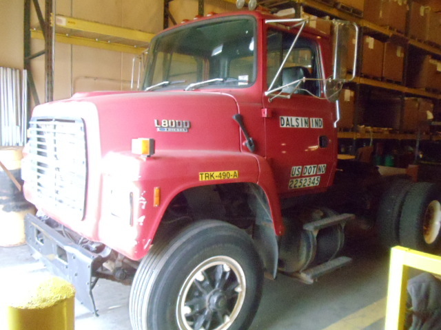 lot 1 image: 1994 Ford L 8000 semi tractor