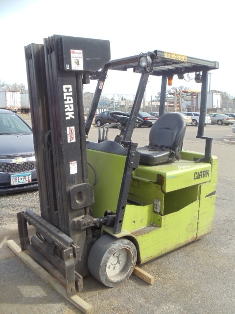 lot 2 image: Fork lift
