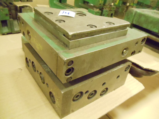 lot 14 image: Uni punch uni tool. B7010 LH