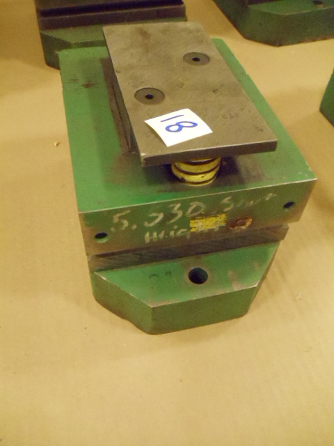lot 18 image: Uni punch uni tool 7330 series