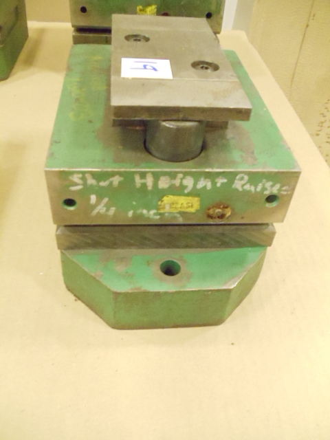 lot 19 image: Uni punch uni tool 7330 series
