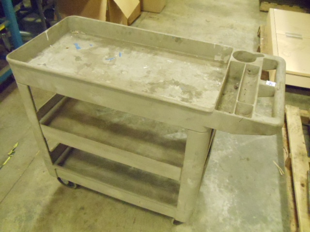 lot 59 image: Rubbermaid shop cart