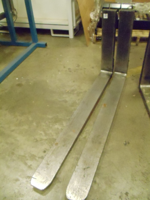 lot 61 image: 42 x 4 forklift forks