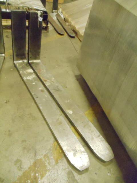 lot 62 image: 42 x 5 forklift forks