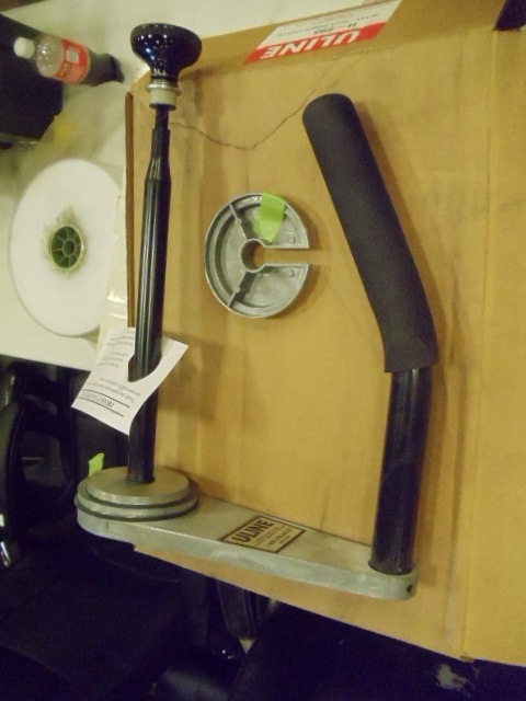 lot 86 image: U line h-295 Heavy duty hand wrapper